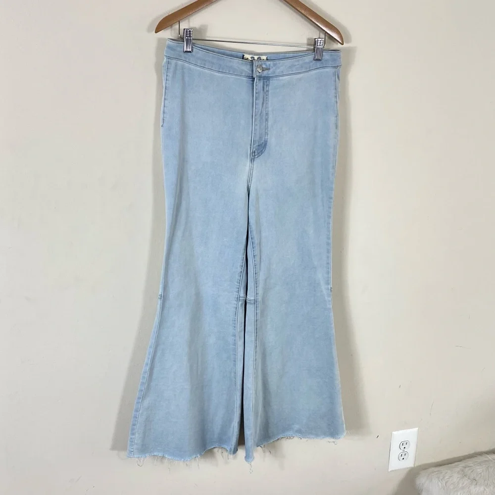 Free People Youthquake Cropped Flare Jeans in Bleach Out Light Wash - 32 - Picture 11 of 16